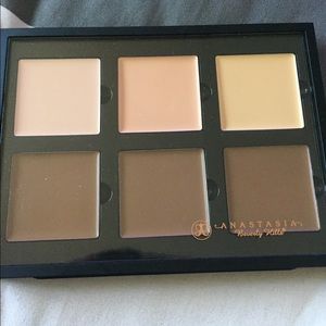 Anastasia Beverly Hills creme contour kit in Light
